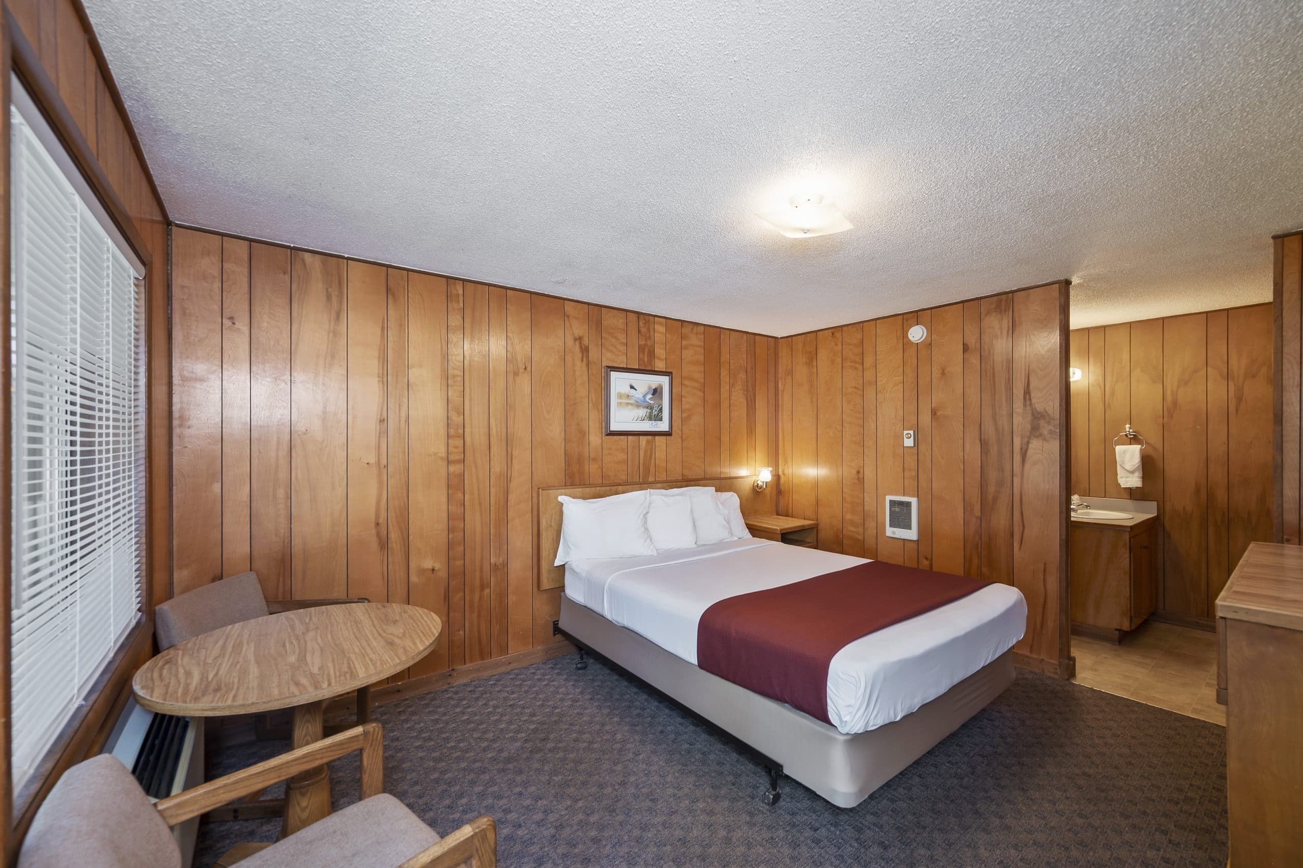Single Queen room at Birch Glen Lodge in Cascade, Idaho