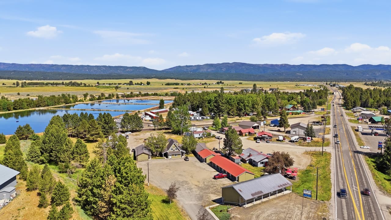 Aerial view of Birch Glen Lodge beside Lake Cascade
