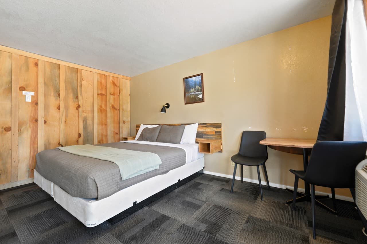 Single Queen room at Birch Glen Lodge in Cascade, Idaho